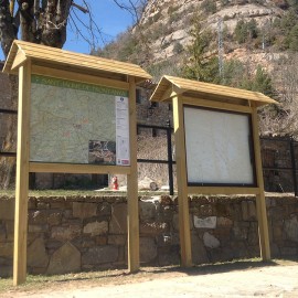 Cartellera de Fusta amb Teulada | Protecció i Disseny a Mida